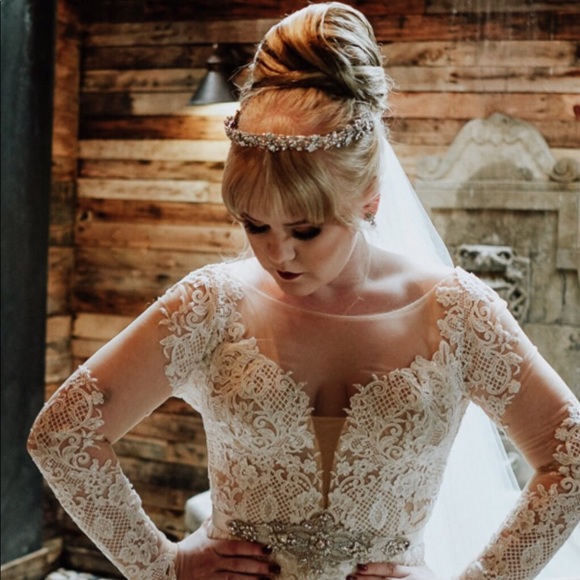 Costom wedding dress with vai and girdle